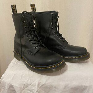 DR. MARTENS 8-EYE 1460 COMBAT BOOTS